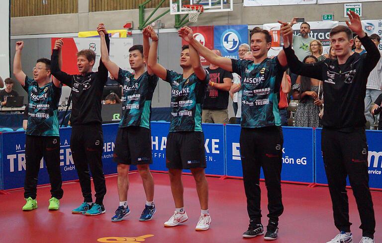 Mit seinen Mitspielern beim TSV Bad Königshofen (von links Trainer Koji Itagaki, Bastian Steger, Jin Ueda, Martin Allegro, Filip Zeljko) hat sich Kilian Ort immer gut verstanden. Mit seinen Mitspielern beim TSV Bad Königshofen (von links Trainer Koji Itagaki, Bastian Steger, Jin Ueda, Martin Allegro, Filip Zeljko) hat sich Kilian Ort immer gut verstanden.