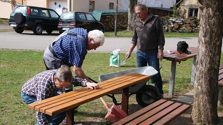 Walter Arnold, Alfred Eckert und Longin Farrenkopf (von links) betonieren ihre neuste Sitzgruppe ein. Thomas Malz       -  Walter Arnold, Alfred Eckert und Longin Farrenkopf (von links) betonieren ihre neuste Sitzgruppe ein. Thomas Malz