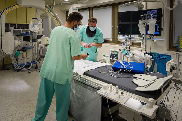 Letzte Vorbereitungen, bevor der Patient zur Herzkatheteruntersuchung kommt.&nbsp;