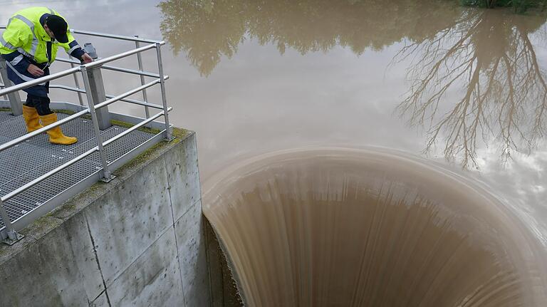 So hatte es am Freitag an der gleichen Stelle ausgeschaut: Wassermassen überwinden das Stauwerk im Westen von Knetzgau.