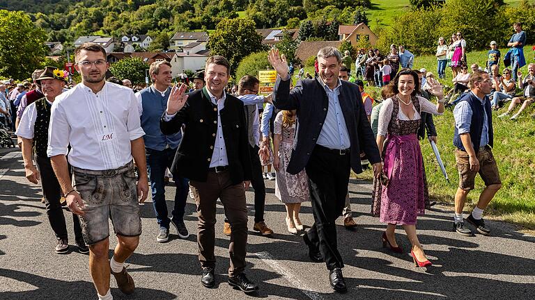 Hat gut lachen: Einen Tag nach dem 96,6-Traumergebnis zur Wahl des CSU-Parteichefs in München hatte Ministerpräsident Markus Söder auch die Besucher des Weisbacher Oktoberfests am Sonntag auf seiner Seite. Den Festumzug führte er zusammen mit CSU-MdB Dorothee Bär und Staatssekretär Sandro Kirchner an.&nbsp;