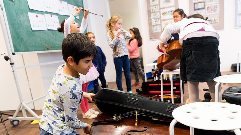 Soziales Musikprojekt 'Musaik'.jpeg       -  Im Musikunterricht lernen Kinder, mit anderen zusammen etwas zu schaffen.