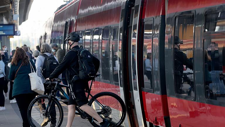 Nahverkehr       -  Für monatlich 49 Euro mit Bussen und Bahnen durchs ganze Land gilt wohl nur noch in diesem Jahr - danach dürfte das Deutschlandticket teurer werden. (Archivbild)