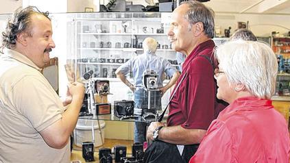 Vom Film zum Chip: Jürgen Sommerer (links) erklärte den Besuchern im Gemündener Huttenschloss die Geschichte der Fotografie.