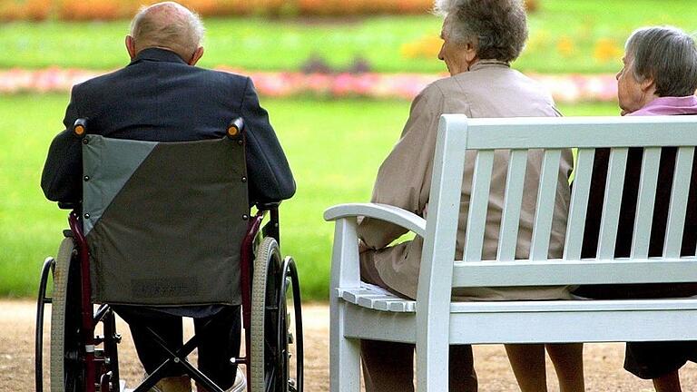 Rentner       -  Einmal raus in die Natur: Für Altenheimbewohner im Rollstuhl, wie dieser Senior auf unserem Archivbild, sind Reisen etwas ganz Besonderes.