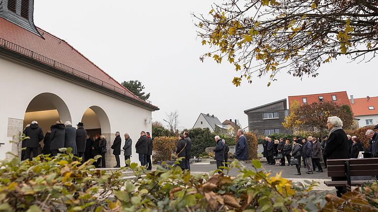 Zahlreiche Menschen nahmen am Mittwoch an der Beerdigung Erich Felgenhauers auf dem Alten Friedhof in Höchberg teil.