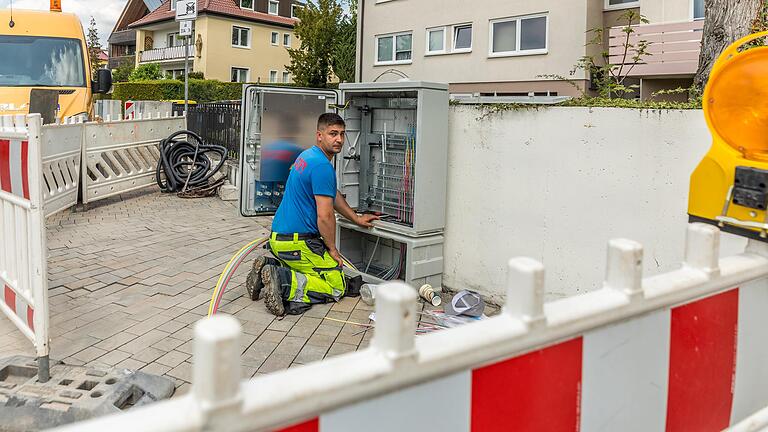 In Würzburg werden in vielen Straßen Glasfaserkabel verlegt. Im Bild Bauarbeiten in der Händelstraße.