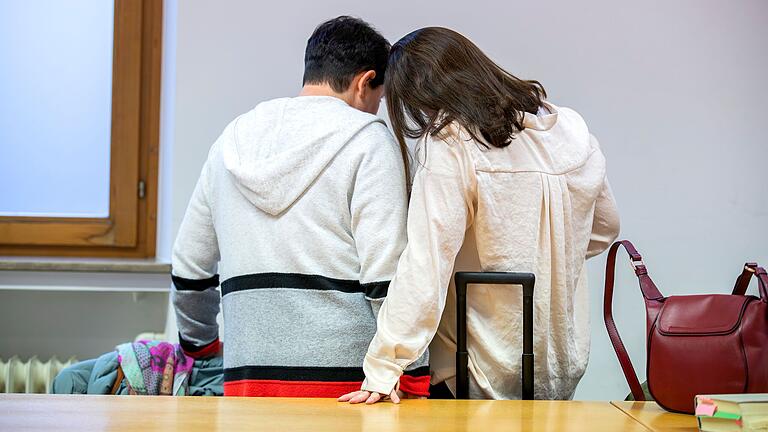 Die angeklagte Mutter mit ihrer Verteidigerin. Die Anwältin sagt vor Gericht, die 48-Jährige bewerte ihr Verhalten rückblickend als falsch. Die angeklagte Mutter mit ihrer Verteidigerin. Die Anwältin sagt vor Gericht, die 48-Jährige bewerte ihr Verhalten rückblickend als falsch.
