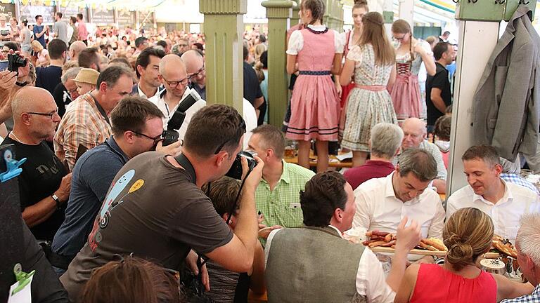 Ständig umringt von Fotografen und Sympathisanten: Markus Söder in Box 6 des Festzeltes. Ständig umringt von Fotografen und Sympathisanten: Markus Söder in Box 6 des Festzeltes.