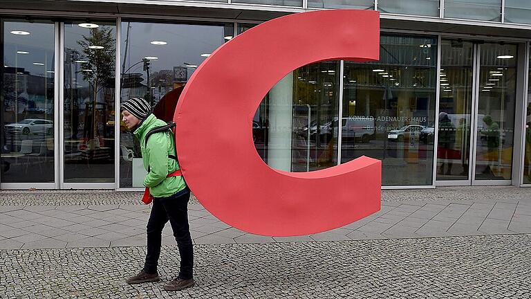 Greenpeace-Klimaprotest vor CDU-Bundesgeschäftsstelle       -  Ein Aktivist von Greenpeace trägt einen nachgemachten Buchstaben C vor der CDU-Bundesgeschäftsstelle in Berlin. Aktivisten haben den Slogan &bdquo;Du sollst das Klima schützen&ldquo; gebildet. Dazu haben sie den Buchstaben C aus dem Parteiennamen CDU herausgetrennt.