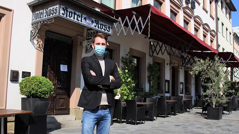 Julius Süß, Geschäftsführer des Hotels Ross in Schweinfurt, bereitet sich auf die schrittweise Wiedereröffnung seines Betriebs vor. Julius Süß, Geschäftsführer des Hotels Ross in Schweinfurt, bereitet sich auf die schrittweise Wiedereröffnung seines Betriebs vor.