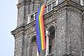 Eine Regenbogenfahne an der Pfarrkirche Breitenfeld: Auch in Österreich&nbsp; gibt es Kritik am Nein der vatikanischen Glaubenskongregation zur Segnung homosexueller Partnerschaften. In Würzburg waren am Wochenende kurzzeitig die Stufen des Domportals in Regenbogenfarben bemalt.