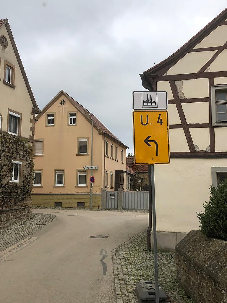 Die Umleitungsstrecke ins Industriegebiet an der Mönchstockheimer Straße und zu den beiden Aussiedlerhöfen 'Rosenhof' und 'Lindenhof' führt durch die Ortsmitte von Rügshofen.