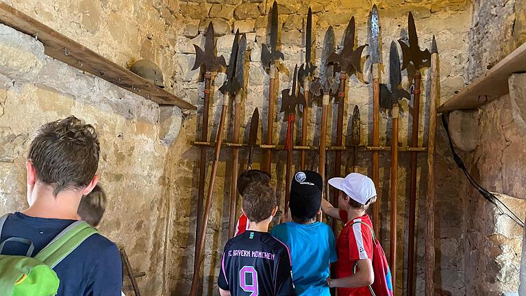 Die historischen Waffen in der Kirchburg begeistern die jungen Besucher. Die historischen Waffen in der Kirchburg begeistern die jungen Besucher.
