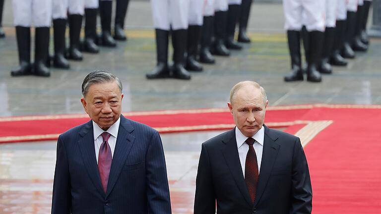 Hanoi       -  Der vietnamesische Präsident To Lam (l) und Kremlchef Wladimir Putin in Hanoi.