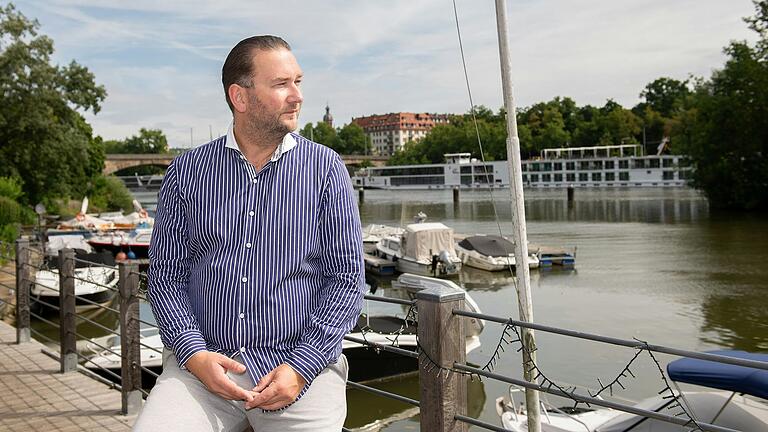 Benjamin Rohde auf der Terrasse seines Lokals Marina Mainterrassen und Eventhafen. Seit Anfang August hat er wieder für die Öffentlichkeit geöffnet.