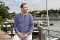 Benjamin Rohde auf der Terrasse seines Lokals Marina Mainterrassen und Eventhafen. Seit Anfang August hat er wieder für die Öffentlichkeit geöffnet.