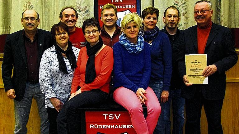 Treue Stützen des TSV Rüdenhausen: Bei der Jahreshauptversammlung wurden zahlreiche aktive Mitglieder für ihre langjährige Treue geehrt (von links): Norbert Bergmann, Elfriede Sinn, Jürgen Bachner, Petra Zeidler, Erwin Reschke, Marina Ackermann, Susanne Paul, Vorsitzender Christian Maul und Erich Lauerbach. Treue Stützen des TSV Rüdenhausen: Bei der Jahreshauptversammlung wurden zahlreiche aktive Mitglieder für ihre langjährige Treue geehrt (von links): Norbert Bergmann, Elfriede Sinn, Jürgen Bachner, Petra Zeidler, Erwin Reschke, Marina Ackermann, Susanne Paul, Vorsitzender Christian Maul und Erich Lauerbach.