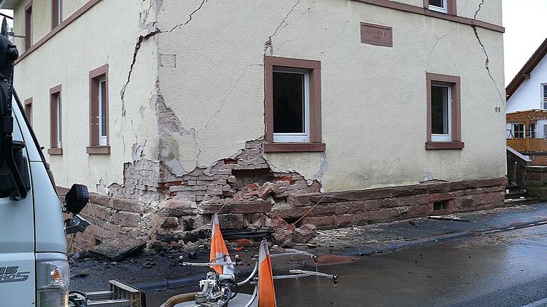 Einsturzgefahr besteht nach dem Anprall eines Lastwagens für dieses frische renovierte Haus in der Ortsdurchfahrt von Obersinn (Lkr. Main-Spessart).