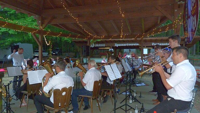 Moonlight-Serenade: Die Partensteiner Musikanten mit ihrem Dirigenten Marc Steigerwald ließen's swingen.