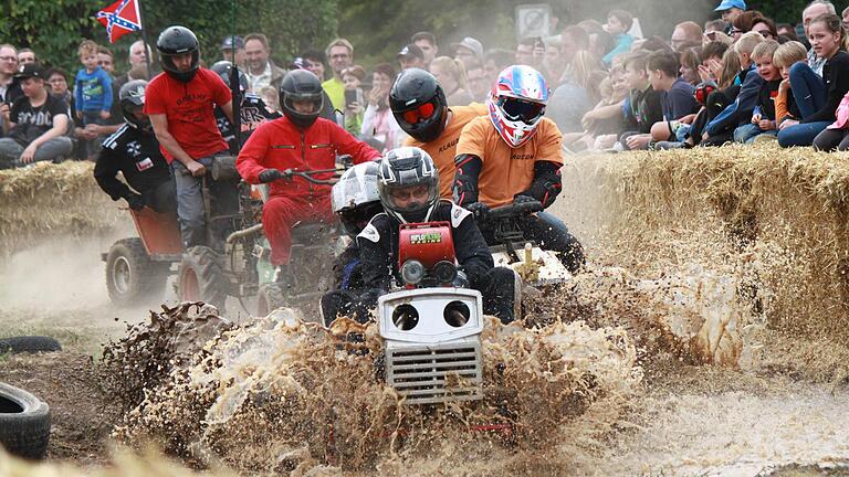 Dicht an dicht düsten die Teams durch das Matschloch. Spaß und Action waren wieder angesagt beim Rasentraktorrennen 2019 in Mellrichstadt, den Zuschauern hat es richtig gut gefallen. Dicht an dicht düsten die Teams durch das Matschloch. Spaß und Action waren wieder angesagt beim Rasentraktorrennen 2019 in Mellrichstadt, den Zuschauern hat es richtig gut gefallen.