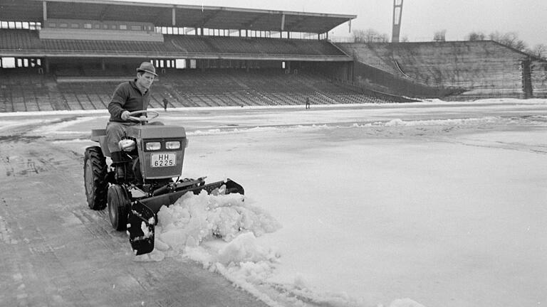 Derlei Szenen waren in der Saison 1969/70 keine Seltenheit: Helfer räumen das Spielfeld im Hamburger Volksparkstadion frei.