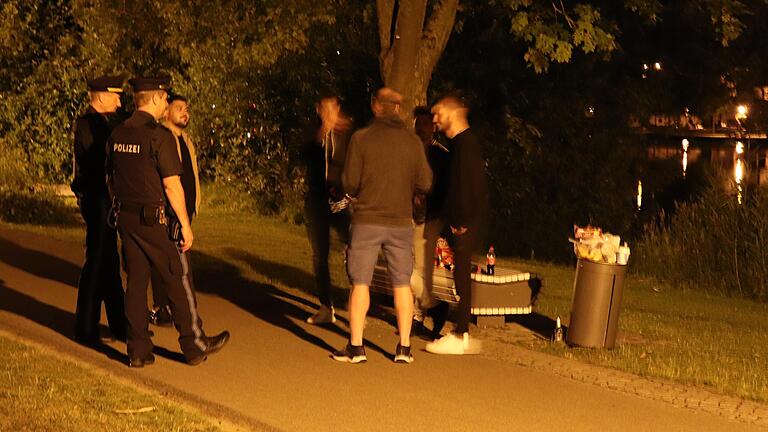 Nach den ausgearteten Feiern am Bleichwasen in Kitzingen im Juni 2020 kamen rund einen Monat später Oberbürgermeister  Stefan Güntner und die Polizei  dort mit Jugendlichen ins Gespräch, wie das Archivbild zeigt.