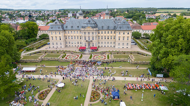 800 Jahre Werneck       -  Schlossparkfest mit flanierenden Barockgestalten, Kahnfahrten auf dem See und vielen historischen und anderen Angeboten. Werneck, 23.7.2023, 800 Jahre Werneck