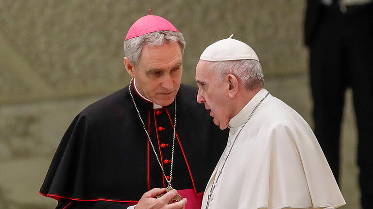 Papst Franziskus - Generalaudienz.jpeg       -  Georg Gänswein  (links) und Papst Franziskus im Jahr 2020. Damals erlitt ihr Verhältnis einen schweren Knacks.