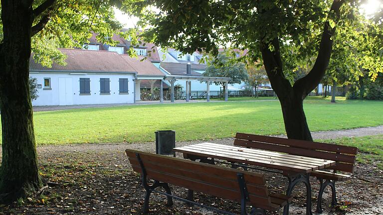 Soll die Sitzgruppe im Seegarten entfernt werden? Ein Ehepaar beschwerte sich über Lärm in den Nachtstunden, wenn sich junge Leute dort treffen.&nbsp;