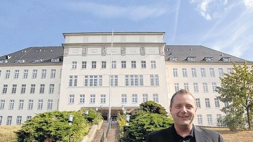 Maiberg-Geschäftsführer Udo Riedelsberger vor dem leerstehenden früheren US-Hospital: &bdquo;Ein traumhaftes Gelände.&ldquo;