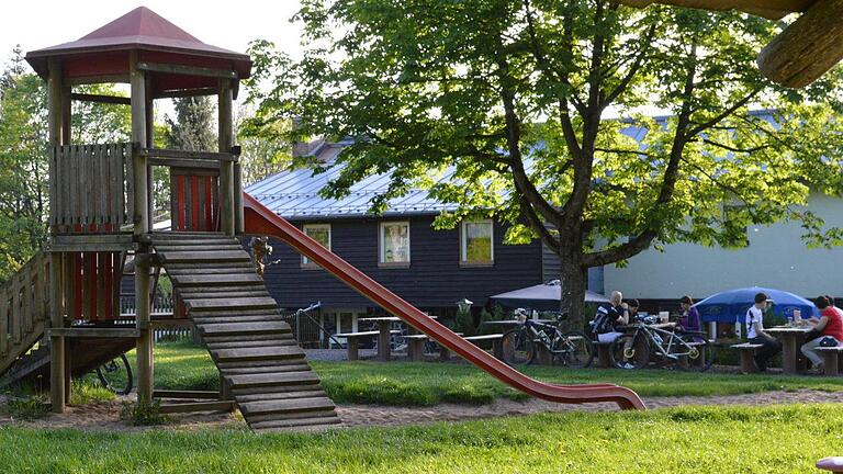 Das Berghaus Rhön bleibt dort, wo es ist. Allerdings soll das alte Gebäude, nach den jüngsten Plänen des Landkreises, einem Neubau weichen.  Isolde Krapf       -  Das Berghaus Rhön bleibt dort, wo es ist. Allerdings soll das alte Gebäude, nach den jüngsten Plänen des Landkreises, einem Neubau weichen.  Isolde Krapf