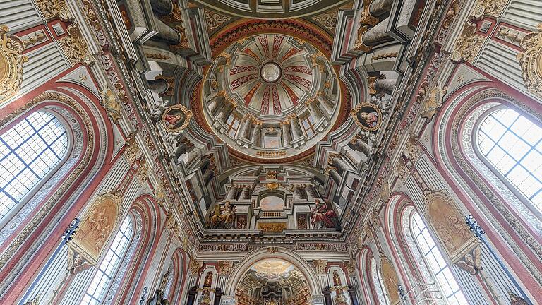 Das Deckengemälde der Wiesentheider Mauritiuskirche ist ein Paradebeispiel für Scheinarchitektur, wie sie dieses Jahr Thema beim Tag des Denkmals ist.