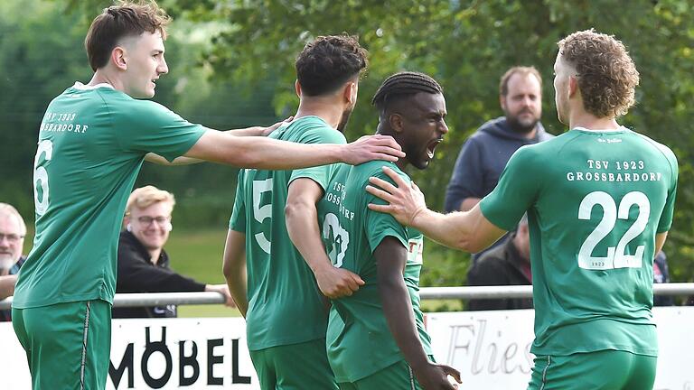 Das Tor von Nasir Aldijawi (Zweiter von rechts) zum 1:1 löste den Knoten für den TSV Großbardorf (von links Simon Götz, Osama Alawami und Ben Schulz) im Spiel gegen den TSV Unterpleichfeld. Am Ende hieß es 4:1.