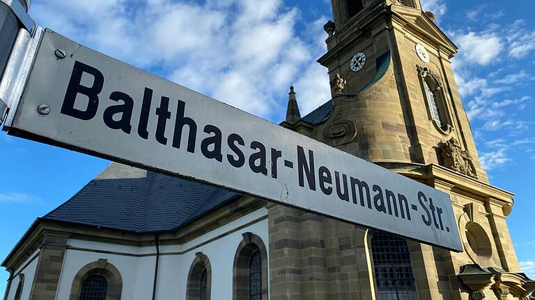 Vom berühmten Baumeister Balthasar Neumann stammt die barocke Kreuzkapelle in Etwashausen, die seit ihrer Renovierung in neuem Glanz erstrahlt. Nur die Kirchturmuhren gehen noch falsch.