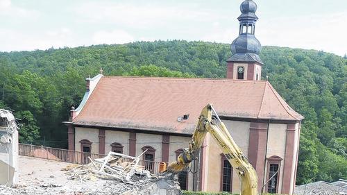 Abbruch in vollem Gange: Seit wenigen Tagen fressen sich die Bagger des Abbruchunternehmens Kleider in das Gebäude der ehemaligen Waldrast. Anfang August soll von der in den 1960er Jahren gebauten Gaststätte oberhalb der Wallfahrtskirche Mariabuchen nichts mehr zu sehen sein.