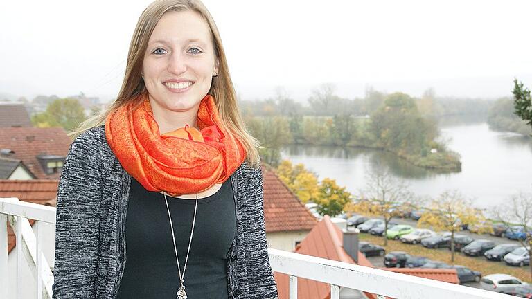 Sonja Helmerich ist die neue Regionalmanagerin des Landkreises. Sie stellte sich nun dem Ausschuss für Arbeit, Wirtschaft und Regionalentwicklung des Kreistages vor. Die gebürtige Treinfelderin lebt jetzt in Ebern. Die heute 26-Jährige hat zunächst in Passau den Bachelor in European Studies abgelegt und dann das Master-Studium in Sozial- und Bevölkerungs-Geografie in Bamberg angeschlossen. Ihre Masterarbeit ist derzeit eingereicht. Sonja Helmerich ist die neue Regionalmanagerin des Landkreises. Sie stellte sich nun dem Ausschuss für Arbeit, Wirtschaft und Regionalentwicklung des Kreistages vor. Die gebürtige Treinfelderin lebt jetzt in Ebern. Die heute 26-Jährige hat zunächst in Passau den Bachelor in European Studies abgelegt und dann das Master-Studium in Sozial- und Bevölkerungs-Geografie in Bamberg angeschlossen. Ihre Masterarbeit ist derzeit eingereicht.