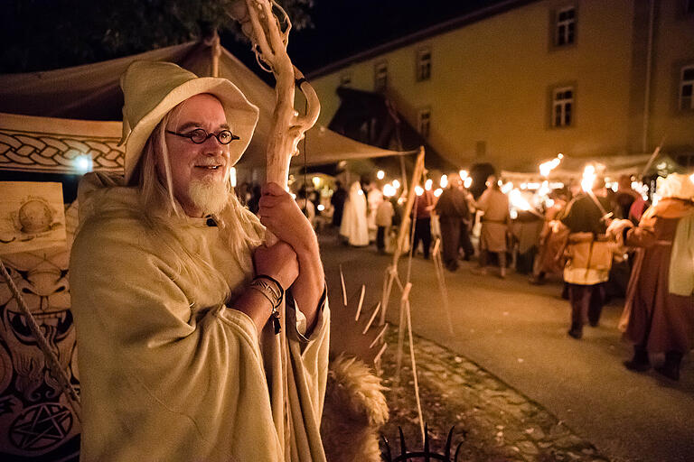 Druide Maccarius von Geldersdorf – in der Neuzeit Holger Roth – beobachtet den abendlichen Fackelumzug.