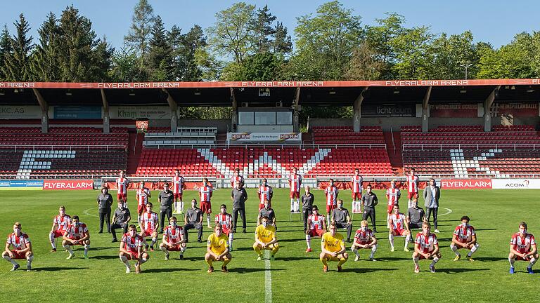 Ein ganz besonderes Kickers-Mannschaftsbild. Siebte Reihe von links: Patrick Sontheimer, Niklas Zulciak, Dominic Baumann, Dave Gnaase, Albion Vrenezi, Dominik Meisel. Sechste Reihe von links: Fabio Kaufmann, Sebastian Schuppan, Saliou Sané, Yassin Ibrahim, Simon Rhein. Fünfte Reihe von links: Rosi Orner (Betreuerin), Klaus Orner (Betreuer), Norbert Mahler (Teammanager), Agnieszka Tobiasz-Kolodziej (Physiotherapeutin), Max Pechtl (Physiotherapeut), Daniel Sauer (Vorstandsvorsitzender). Vierte Reihe von links: Philipp Kunz (Athletiktrainer), Philipp Eckart (Videoanalyst), Michael Schiele (Cheftrainer), Rainer Zietsch (Co-Trainer), Robert Wulnikowski (Torwarttrainer). Dritte Reihe von links: Dominik Widemann, Daniel Hägele, Leroy Kwadwo, Frank Ronstadt, Robert Herrmann. Zweite Reihe von links: Luca Pfeiffer, Maximilian Breunig, Vincent Müller, Luke Hemmerich, Jonas David. Erste Reihe von links: Kevin Frisorger, Johannes Kraus, Leon Bätge, Eric Verstappen, Niklas Hoffmann,Hendrik Hansen.