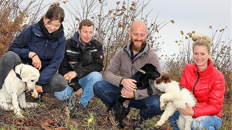 trüffelfotodianafuchs (30)       -  Sieben auf einen Streich - das sind &bdquo;die Trüffelbauer&ldquo;. Die Familien Neubert/Spiegel (Caro, Jochen und Labradorrüde Lou), Sterk (Christoph und Labradorwelpe Balu) sowie Apfelbacher (Katharina und Hündin Bijela) sind ein tierisch gutes Team.