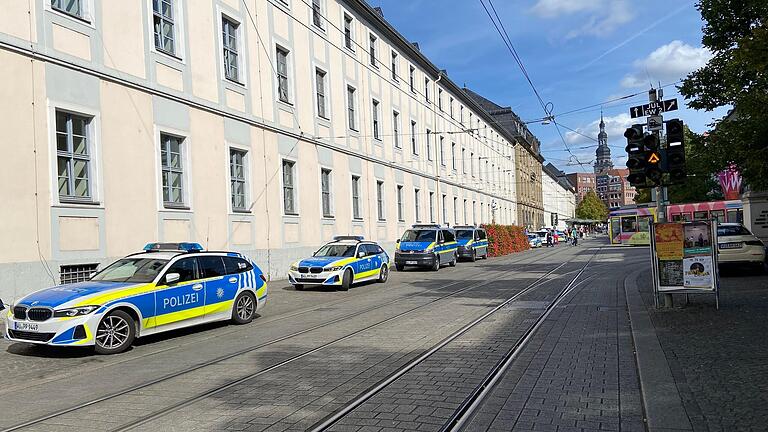 Bei einem Polizeieinsatz am Dienstag in der Würzburger Innenstadt wurden ein Mann und eine Frau festgenommen. Bei einem Polizeieinsatz am Dienstag in der Würzburger Innenstadt wurden ein Mann und eine Frau festgenommen.