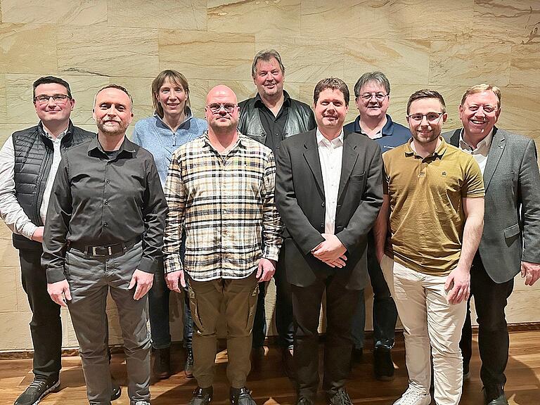 Unter neuer Führung steht die Vorstandschaft der Werbegemeinschaft Bad Königshofen. Unser Bild zeigt von links: Ralf Stengel, den Vorsitzenden Sascha Manger, Gundula Weigand, den Zweiten Vorsitzenden Florian Guck, sowie Herbert Häcker, Maximilian Neumann, Jürgen Müller, Max Baumbach und Werner Angermüller. Unter neuer Führung steht die Vorstandschaft der Werbegemeinschaft Bad Königshofen. Unser Bild zeigt von links: Ralf Stengel, den Vorsitzenden Sascha Manger, Gundula Weigand, den Zweiten Vorsitzenden Florian Guck, sowie Herbert Häcker, Maximilian Neumann, Jürgen Müller, Max Baumbach und Werner Angermüller.