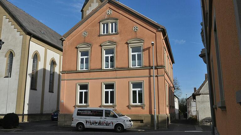 Nachdem jetzt eine Kostenvereinbarung zwischen Gemeinde und Teilnehmergemeinschaft Hergolshausen II vorliegt, sollen Umbau und Sanierung der alten Schule in Hergolshausen 2025 starten.