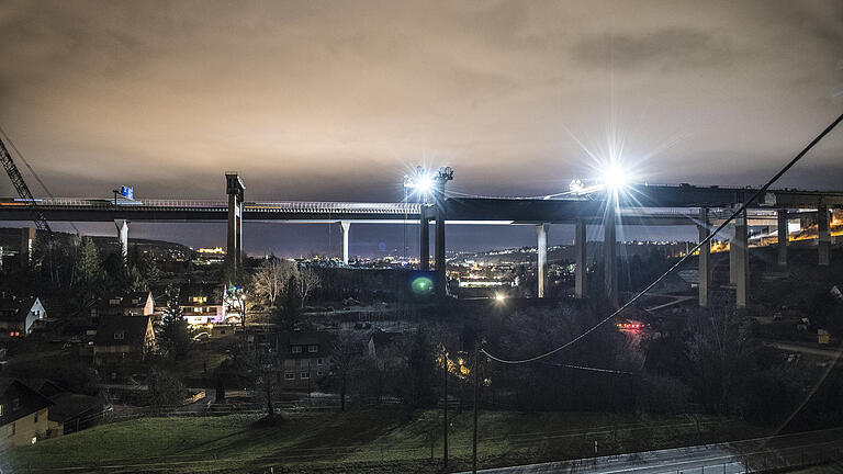 Ein Foto vom Rückbau der Heidingsfelder Talbrücke der A3 vergangene Woche. Im Planungs-, Umwelt- und Mobilitätsausschuss des Stadtrats war man überrascht, dass laut Info der Autobahndirektion Nordbayern bald drei der Pfeiler gesprengt werden sollen.