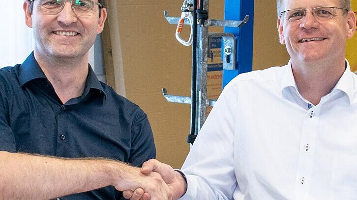 Handschlag: Max-Martin Deinhard von der IHK und Dieter Körber von den Mainfränkischen Werkstätten schließen einen neuen Kooperationsvertrag.