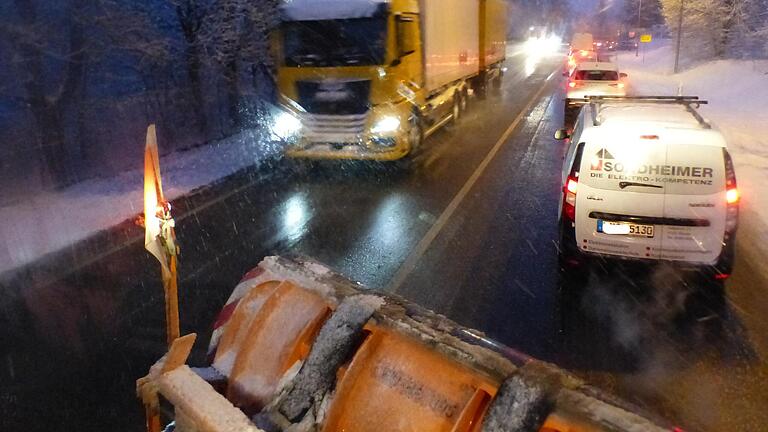Plötzlicher Schneefall überraschte Mittwochmorgen die Autofahrer. Oft kamen die Räumfahrzeuge nur schwer durch. Plötzlicher Schneefall überraschte Mittwochmorgen die Autofahrer. Oft kamen die Räumfahrzeuge nur schwer durch.