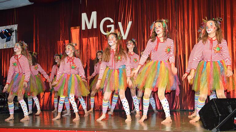 Mit ihrer Zirkus-Show brachten die TSV-Tanzminis beim Bunten Abend Karlburg farbige Kostüme gepaart mit anmutigen bis akrobatischen Tanzdarbietungen auf die Bühne der Karolingerhalle. Mit ihrer Zirkus-Show brachten die TSV-Tanzminis beim Bunten Abend Karlburg farbige Kostüme gepaart mit anmutigen bis akrobatischen Tanzdarbietungen auf die Bühne der Karolingerhalle.