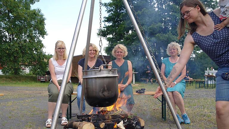 Alte Kräuter vom Vorjahr wurden in das Johannisfeuer geworfen als Dank für ein vergangenes gutes Jahr.       -  Alte Kräuter vom Vorjahr wurden in das Johannisfeuer geworfen als Dank für ein vergangenes gutes Jahr.