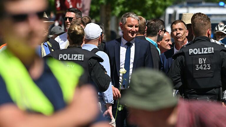 Sie wollten zum Markt, wurden aber durch eine Sitzblockade aufgehalten: Die AfD-Männer Björn Höcke (Mitte) und Richard Graupner anlässlich des Jahrestages des Messerangriffs in Würzburg im Juni 2023.