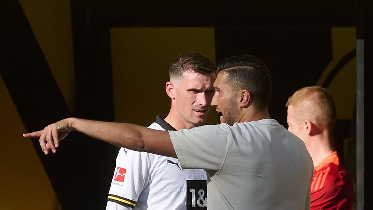 Pascal Groß (l) und Nuri Sahin       -  BVB-Cheftrainer Nuri Sahin und der neue Mittelfeldchef Pascal Groß (l).